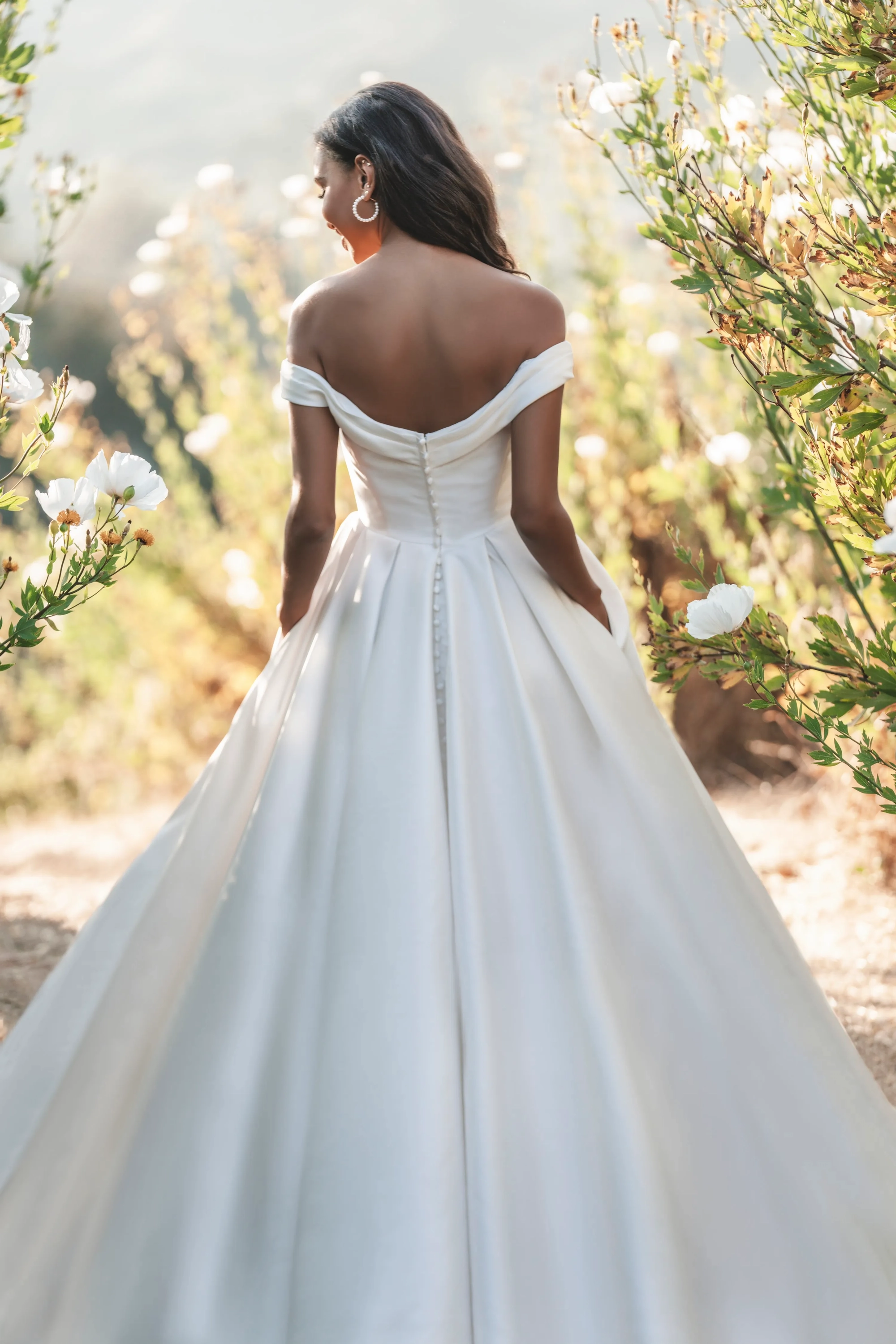 みゆき！AULA アウラ　リバーレースブラウス紺　ローラウェディング Allure Romance | Bliss Bridal - R3711 | Bliss Bridal