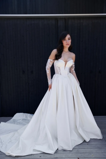 Serene Amé Broadway #4 frontface vertical thumbnail