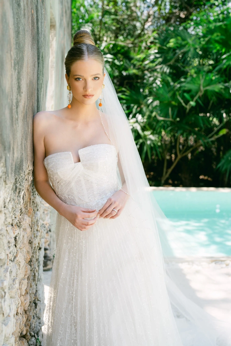 Watters Danae 66702B #4 frontface vertical cropped picture