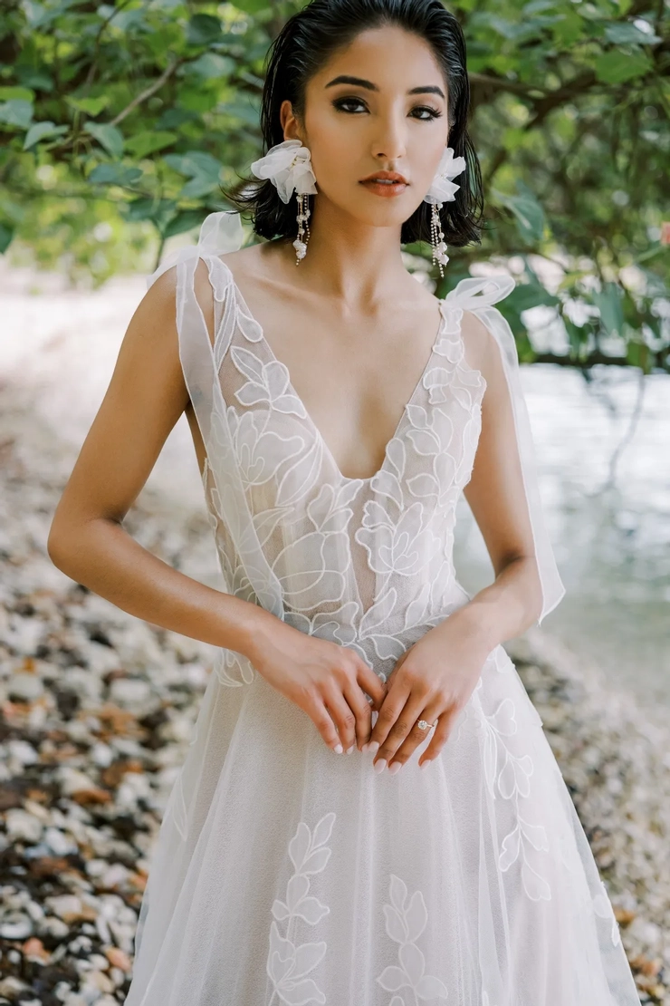 Willowby Drizzle 52736 #7 frontface vertical cropped picture