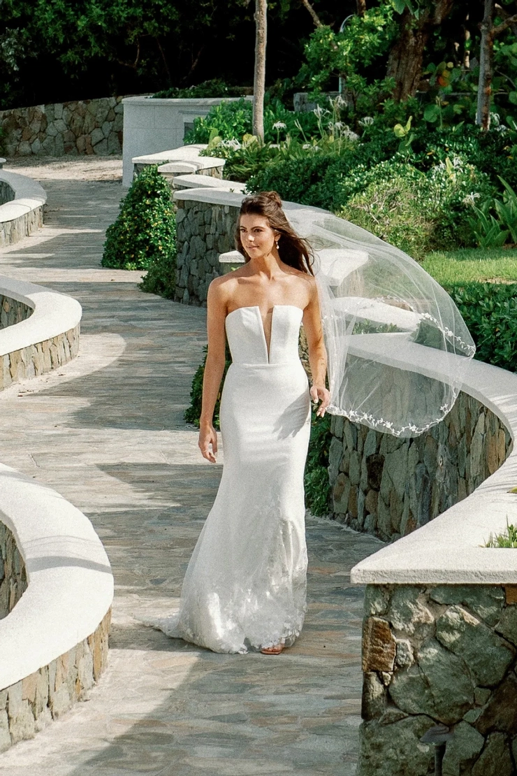 Locket Wellesley Style #12729 #1 frontface vertical picture