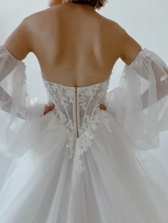 Colby John R2420 #11 default backface vertical cropped thumbnail