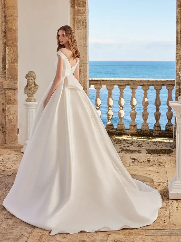Pronovias carites