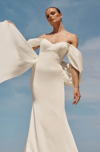 Jeune Bridal Barcelona #5 frontface vertical cropped thumbnail