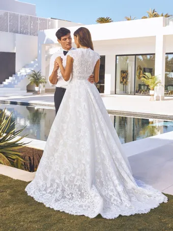 Pronovias Rita #6 vertical thumbnail