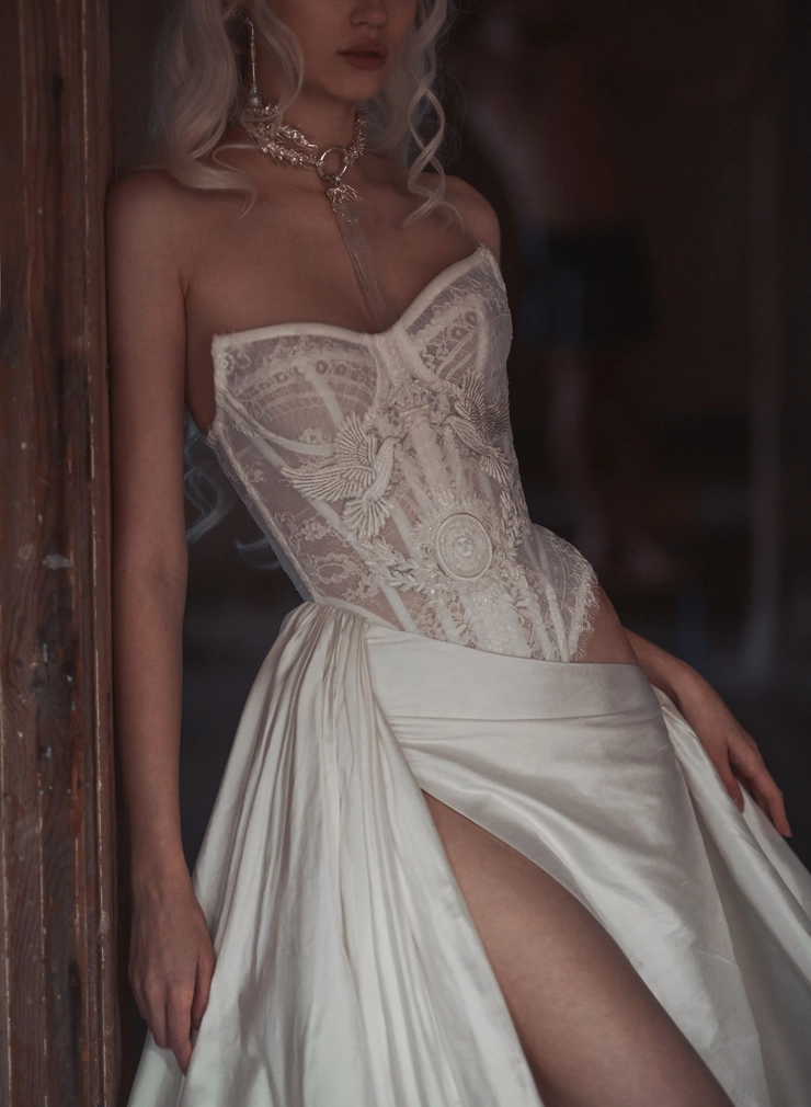XmasSale アンネローゼ王妃 艶めくパールホワイトの豪華プリンセスドレス Kim Kassas - Myrcella | Anjolique Bridal