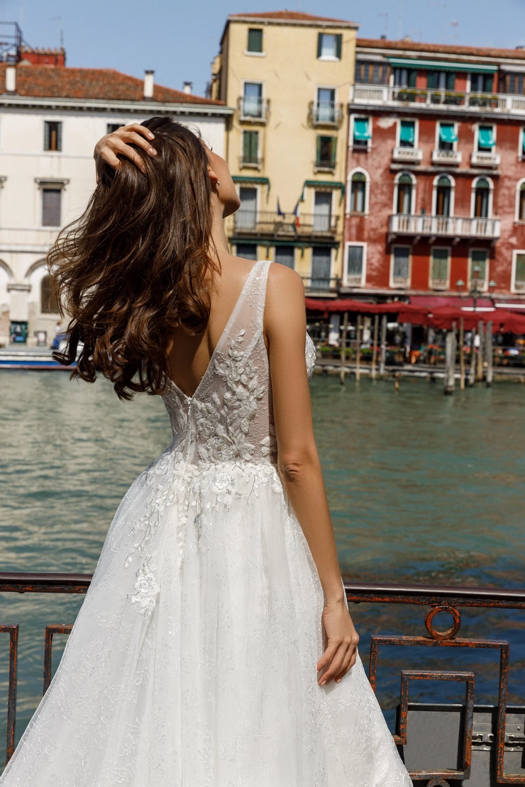 Oksana Mukha Style #Love #4 backface vertical cropped picture