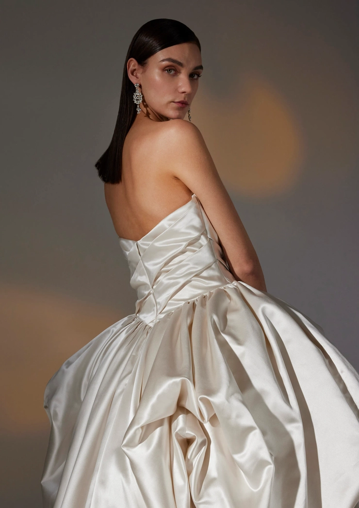 Privee by Pronovias Devonne
