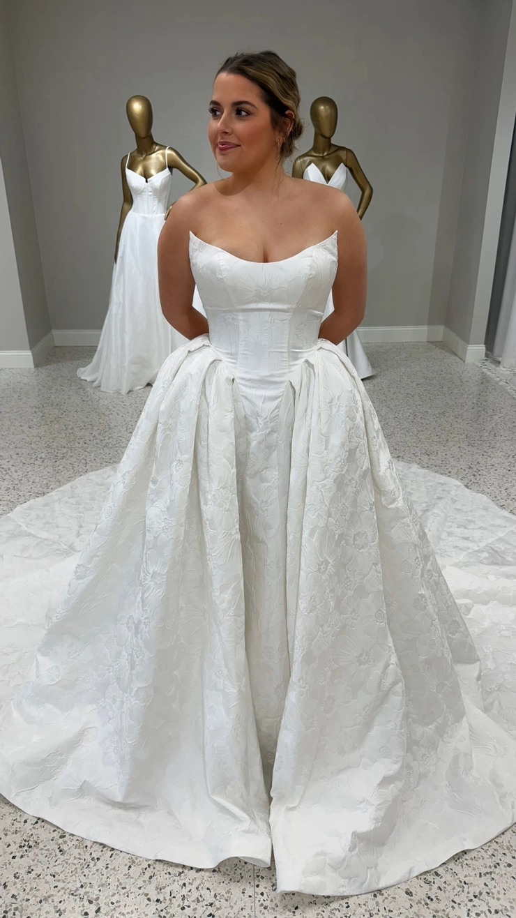 melania wedding dress Melania Trump's Christian Dior wedding dress is 'up for auction' 20 years later but it doesn't look the same