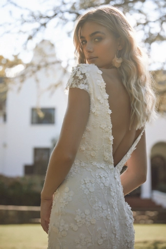 Vagabond Bridal Style #Giata #5 backface vertical cropped thumbnail
