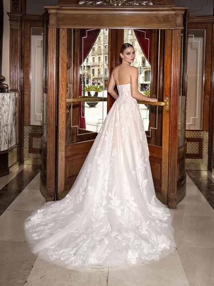 Privee by Pronovias CYDNUS