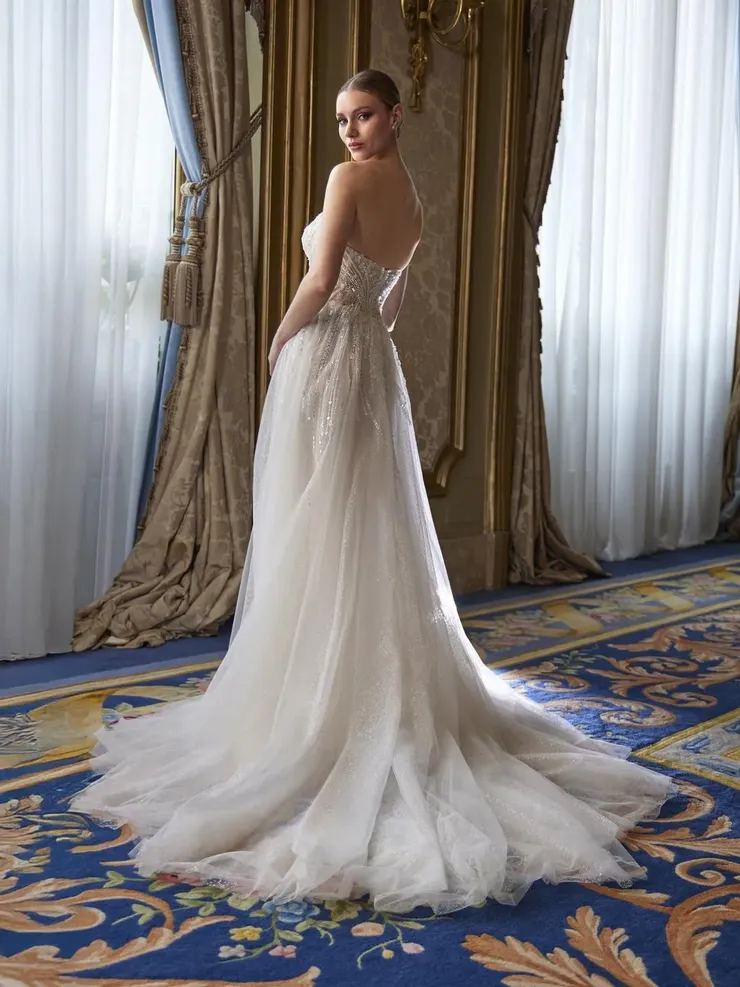 Privee by Pronovias OENEIS