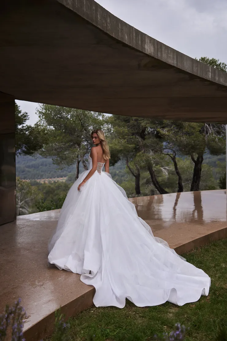 Eva Lendel Backface Thumbnail Image