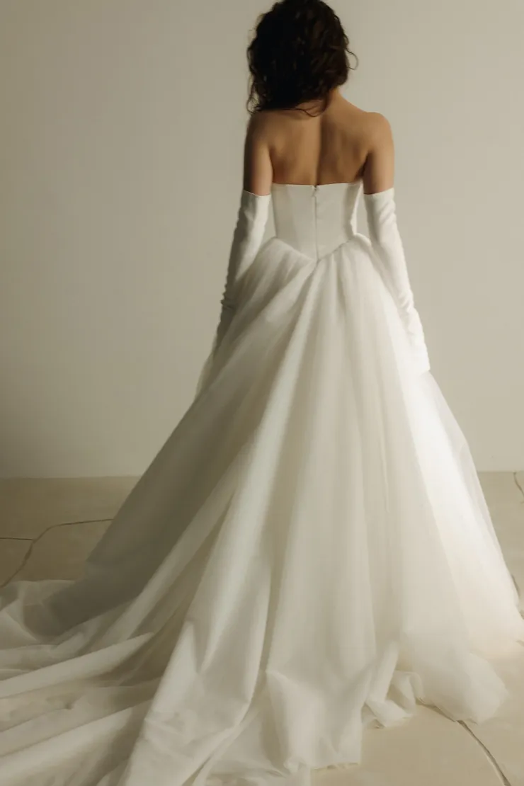 Eva Lendel Backface Thumbnail Image