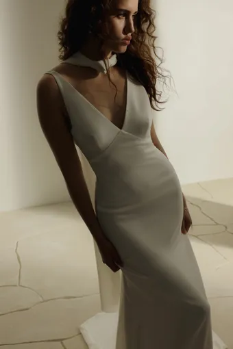 Eva Lendel Essence #4 frontface vertical cropped thumbnail