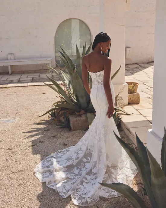 minimalist wedding dresses charleston sc Are you a maximalist or minimalist bride!? At the Gown Boutique of Charleston we are the largest bridal store in the area, meaning we carry a wide variety of gowns for every
