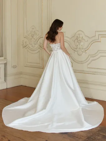Jeune Bridal Lizzano #6 vertical thumbnail