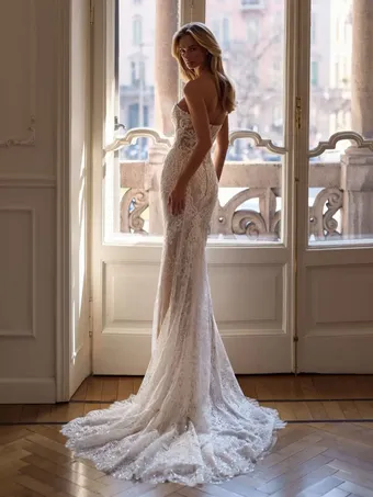 Milla Nova Lunova #4 vertical thumbnail