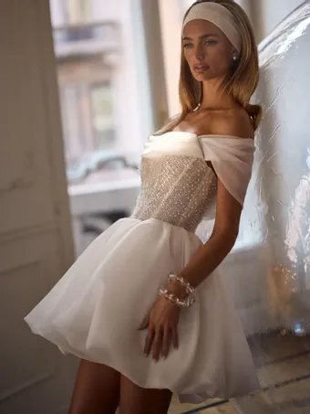 Milla Nova Opelia #4 vertical thumbnail