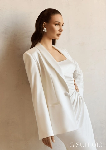 Giovanna Alessandro G SUIT 10 #1 frontface vertical cropped thumbnail
