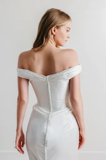 Watters Gisele #60606B #6 backface vertical cropped thumbnail