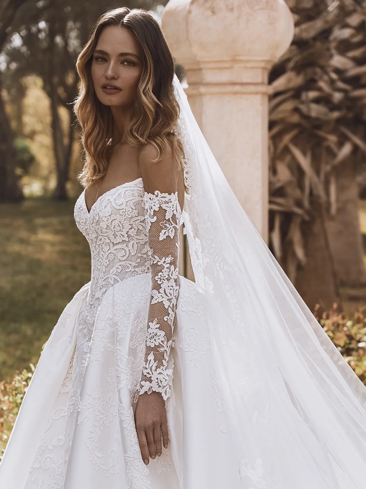 Enzoani Style #Velvet #7 frontface vertical cropped picture