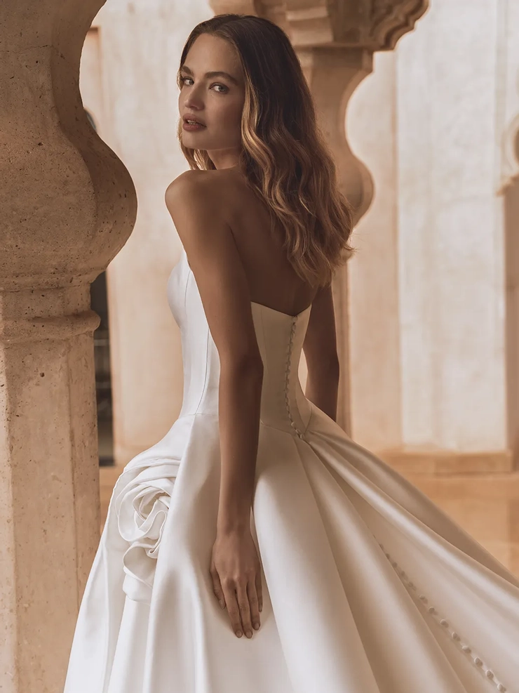 Enzoani Style #Vera #9 backface vertical cropped picture