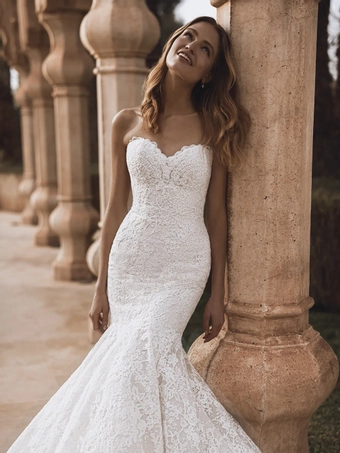 Enzoani Style #Veronika #4 frontface vertical cropped thumbnail