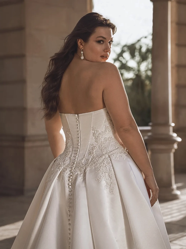 Portrait Style #Geneva #3 backface vertical cropped picture