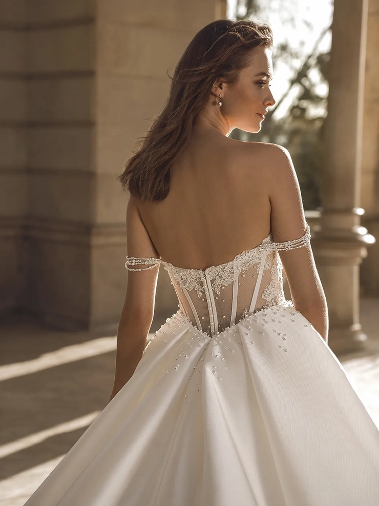 Privé Style #Finn #3 backface vertical cropped picture