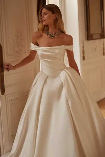 Luce Sposa Amour #4 frontface vertical cropped thumbnail