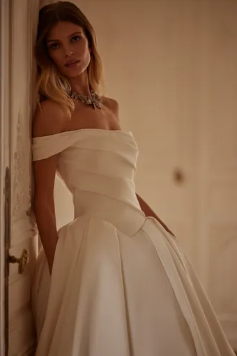 Luce Sposa Amour #5 frontface vertical cropped thumbnail