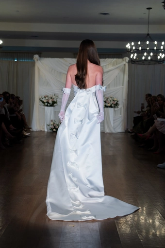 Elizabeth Lee #Reign #10 backface vertical thumbnail