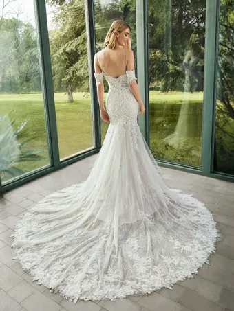 Pronovias Elie #1 vertical thumbnail