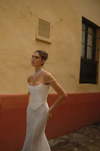 Berta - Privée Style #26-P02 #2 frontface vertical cropped thumbnail