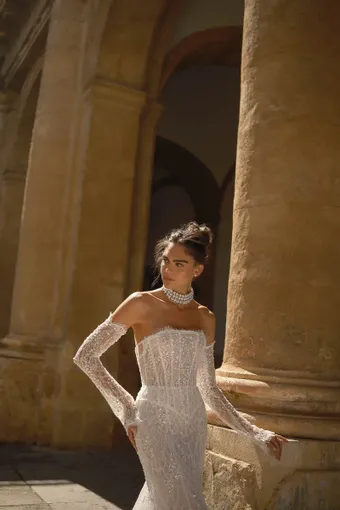 Berta - Privée Style #26-P04 #3 frontface vertical cropped thumbnail