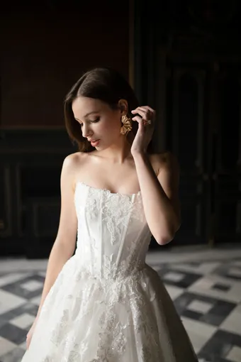Abella E555 #2 vertical thumbnail
