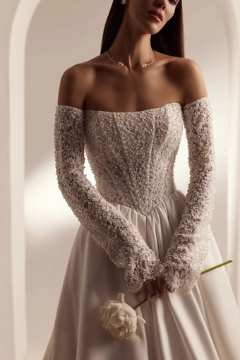 Katy Corso Vienna #4 frontface vertical cropped thumbnail