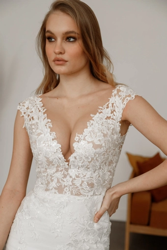 Olivia Bottega Airis Mermaid Light Ivory #6 frontface vertical cropped thumbnail