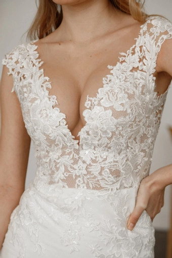 Olivia Bottega Airis Mermaid Light Ivory #8 frontface vertical cropped thumbnail