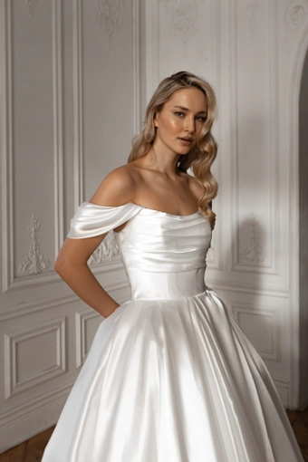 Olivia Bottega Alraune #11 frontface vertical cropped thumbnail