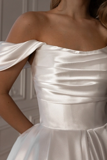 Olivia Bottega Alraune #15 frontface vertical cropped thumbnail