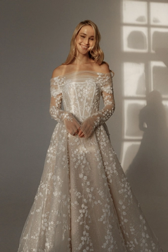 Olivia Bottega Betty #8 frontface vertical cropped thumbnail