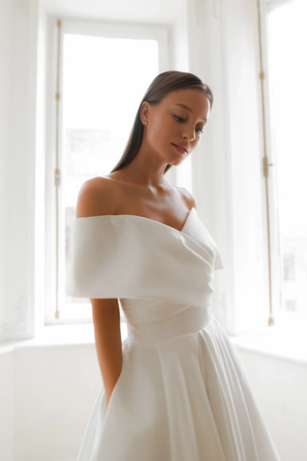 Olivia Bottega Cameron Midi #28 frontface vertical cropped thumbnail