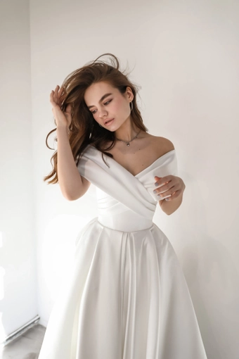 Olivia Bottega Cameron Midi #26 frontface vertical cropped thumbnail