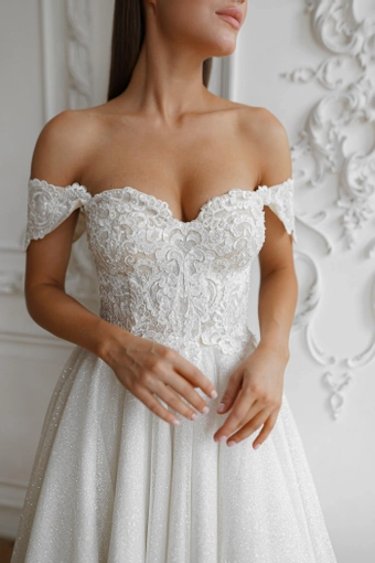 Olivia Bottega Elise #10 frontface vertical cropped thumbnail