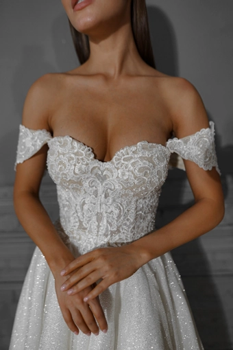 Olivia Bottega Elise #13 frontface vertical cropped thumbnail