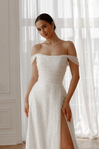 Olivia Bottega Elu #8 frontface vertical cropped thumbnail