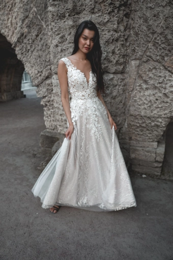 Olivia Bottega Enn #9 frontface vertical thumbnail