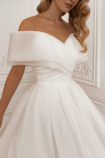 Olivia Bottega Hellebore #15 frontface vertical cropped thumbnail